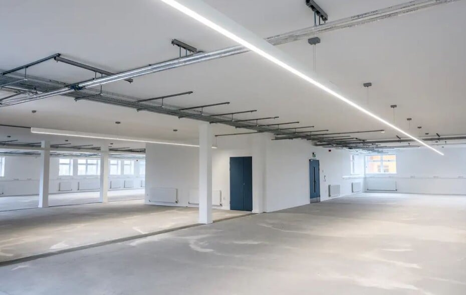 Annick Rd, Irvine for lease - Interior Photo - Image 3 of 25