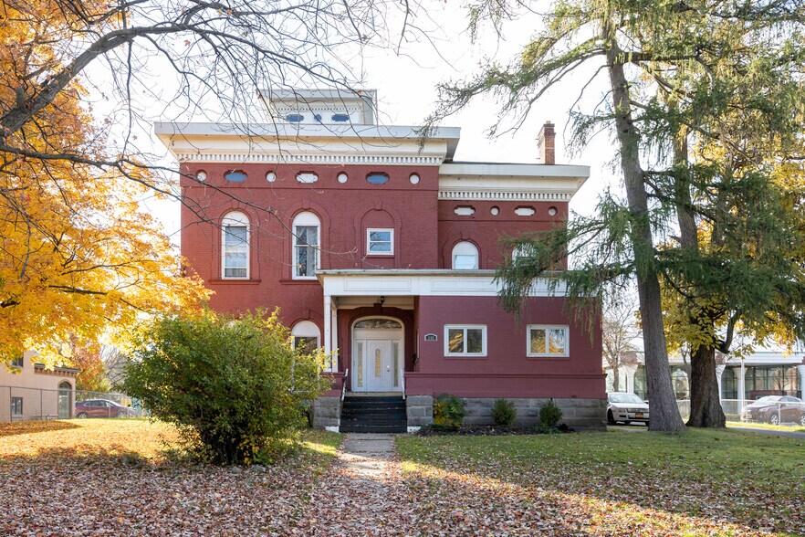 140 East Ave, Lockport, NY 14094