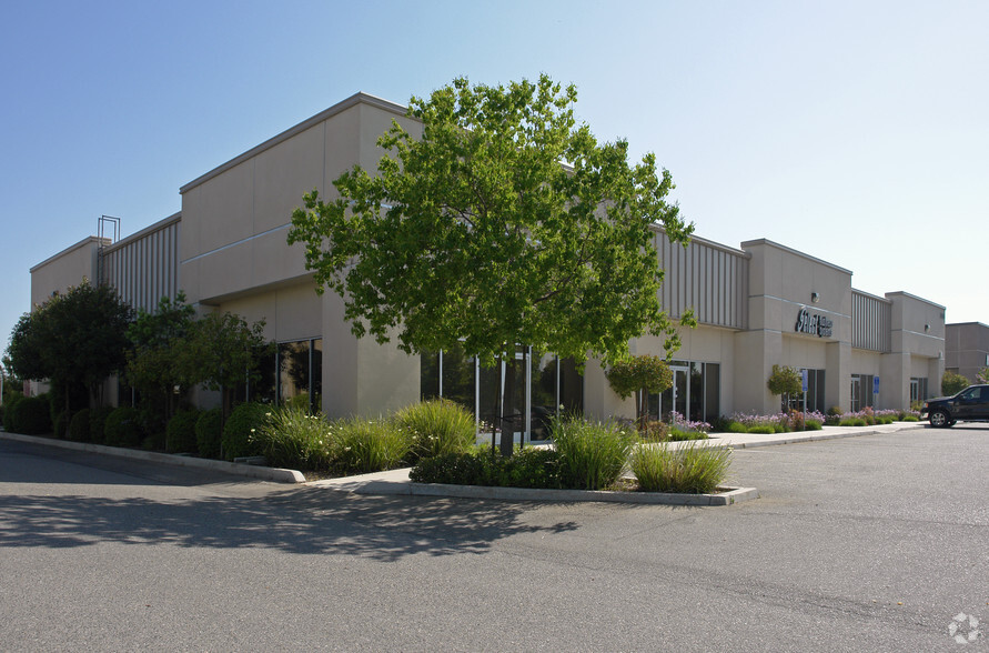 550 W Locust Ave, Fresno, CA for lease - Primary Photo - Image 1 of 2