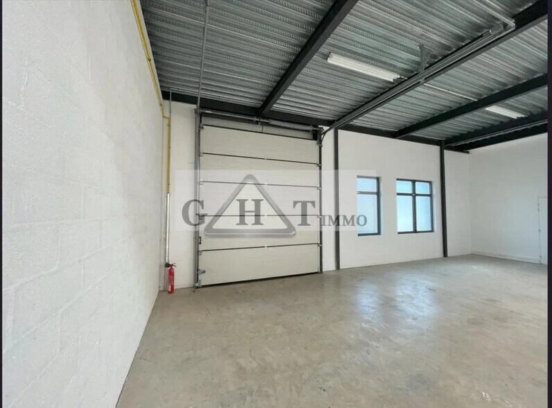 Industrial in Lieusaint for sale - Interior Photo - Image 1 of 4