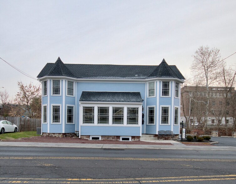 9 S Sycamore St, Newtown, PA 18940