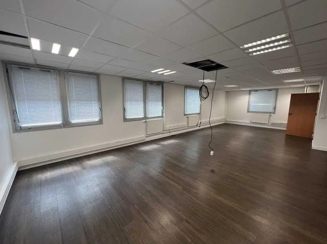 Office in Évry for lease Interior Photo- Image 1 of 6