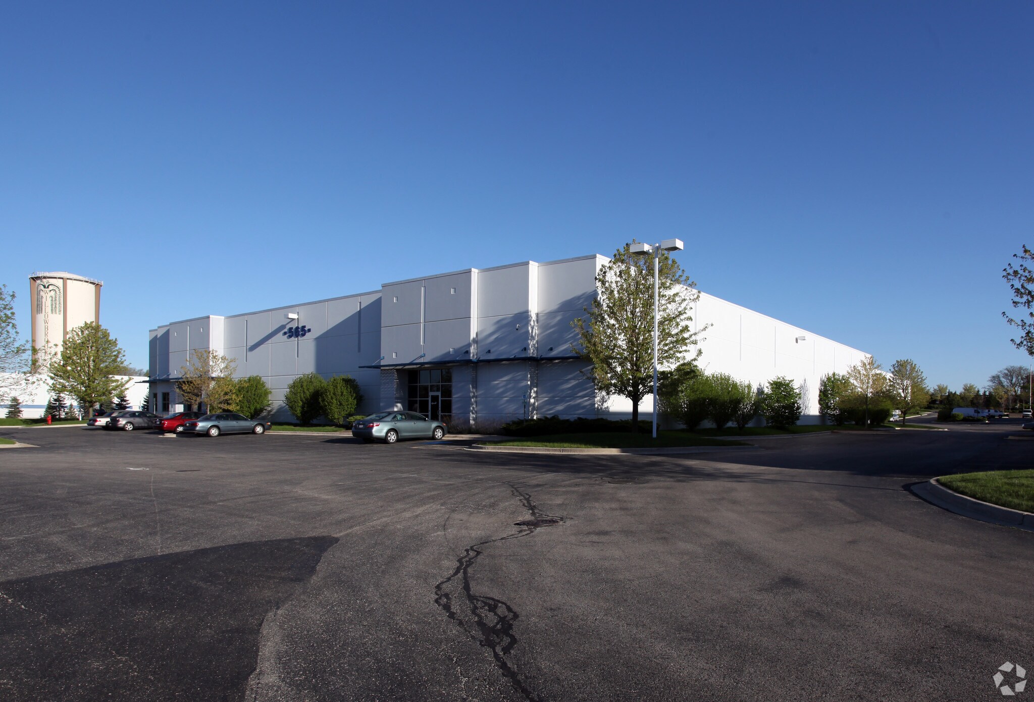 565 Willowbrook Centre Pky, Willowbrook, IL for sale Primary Photo- Image 1 of 1