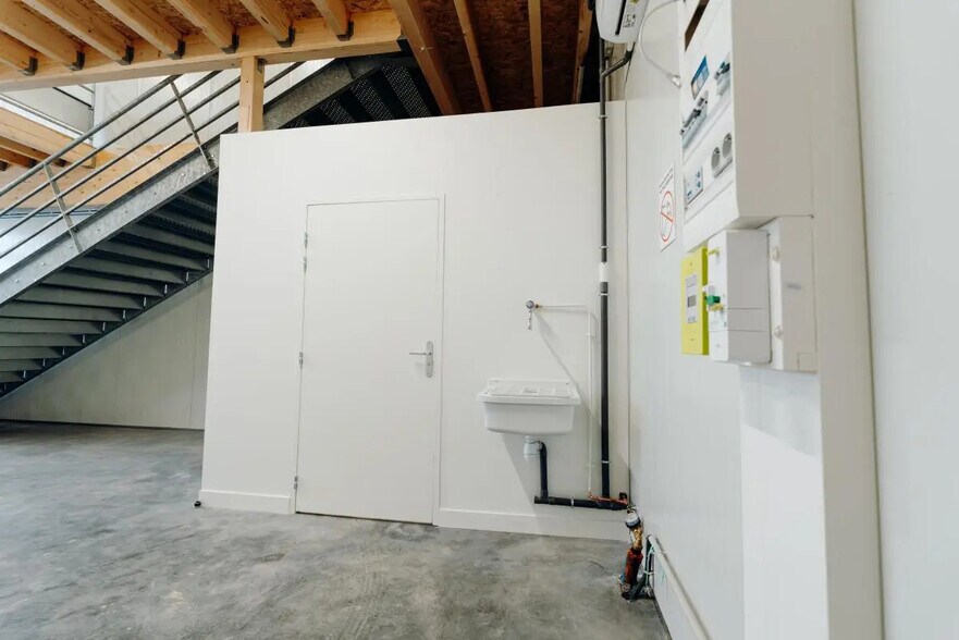 Flex in Halluin for lease - Interior Photo - Image 2 of 10
