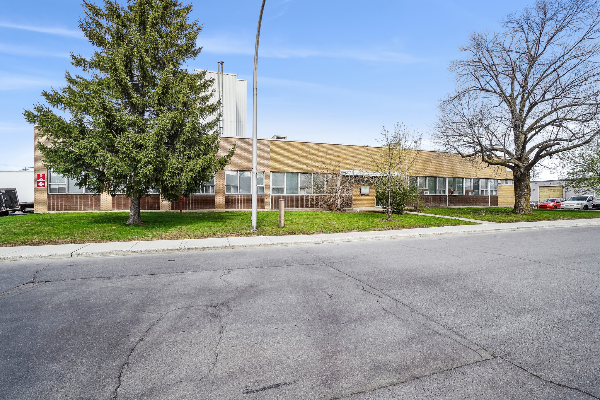 2835 Rue Duchesne, Montréal, QC for lease Building Photo- Image 1 of 13