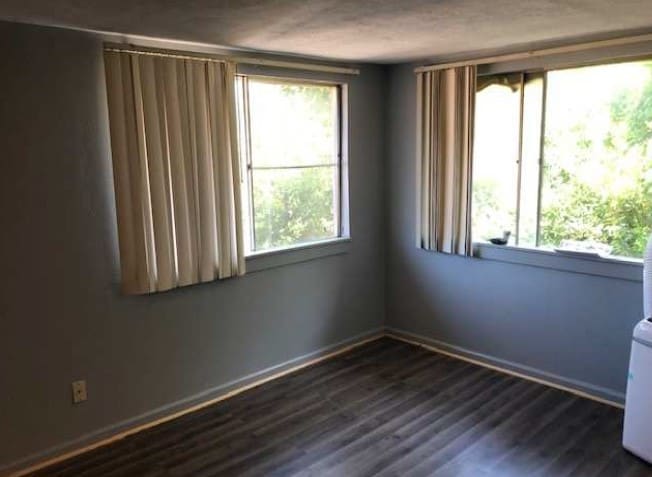 1104 N Scott Ave, Belton, MO for sale - Interior Photo - Image 3 of 23