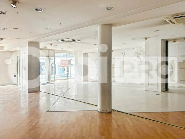 Retail in Armentières for lease - Interior Photo - Image 2 of 6