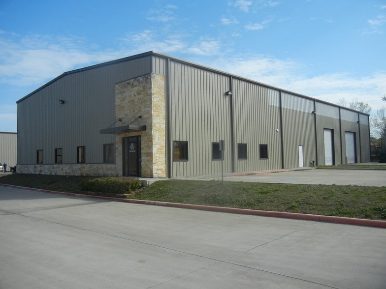501 Hickerson St, Conroe, TX for lease - Building Photo - Image 2 of 10
