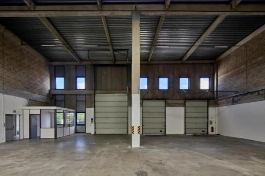 Flex in Herblay-sur-Seine for lease - Interior Photo - Image 3 of 5