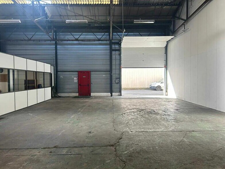 Flex in Creil for lease - Interior Photo - Image 2 of 6