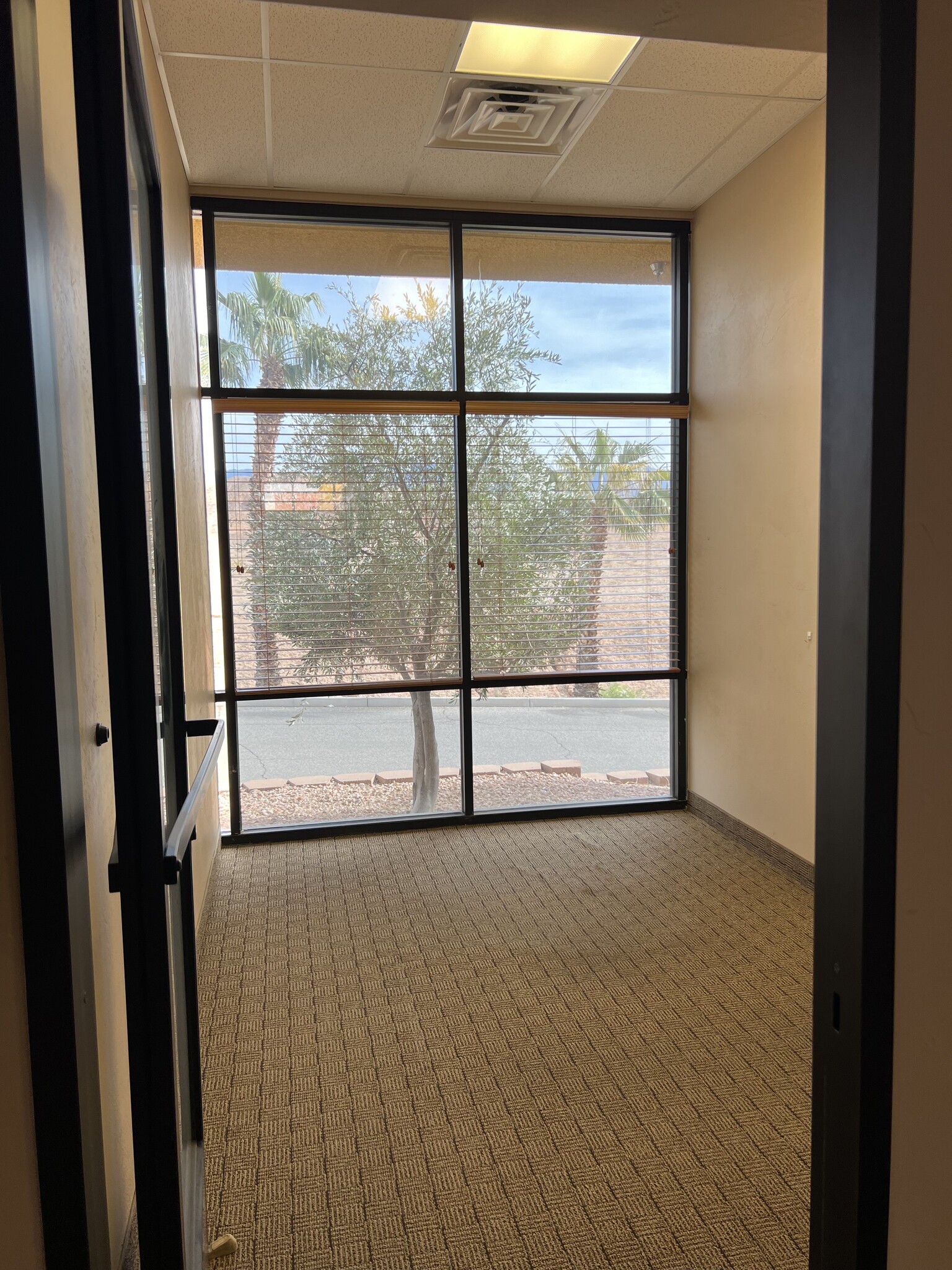 550-570 W Pioneer Blvd, Mesquite, NV for lease Interior Photo- Image 1 of 3