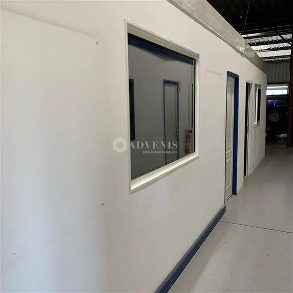 Office in  for lease - Interior Photo - Image 3 of 3