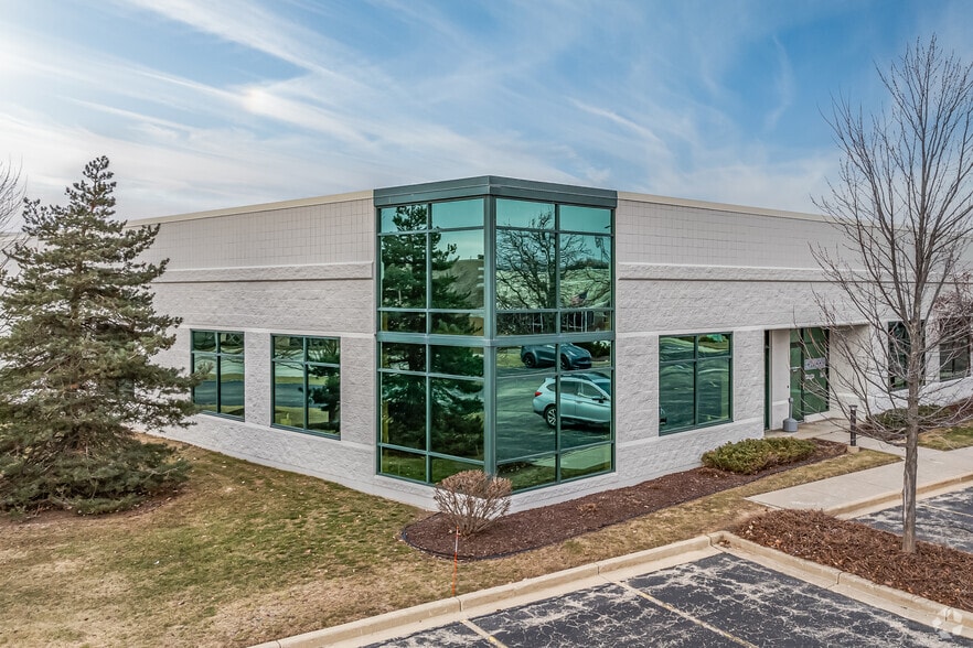 W165 N5815 Ridgewood Dr, Menomonee Falls, WI for lease - Building Photo - Image 2 of 10