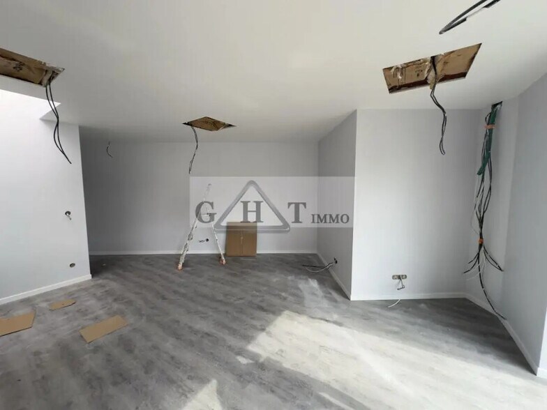 Office in Lisses for lease - Interior Photo - Image 2 of 4