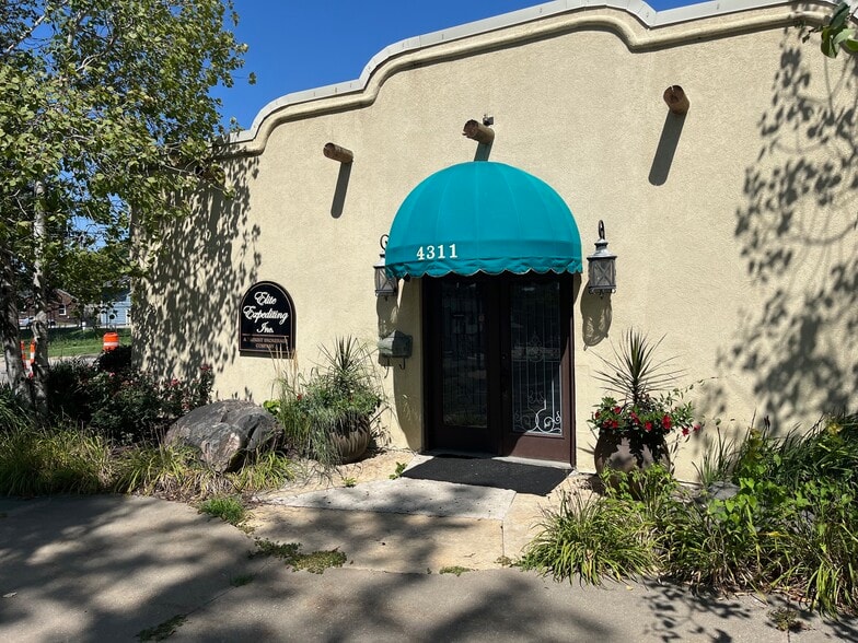 4309 and 4311 SW 9th St portfolio of 2 properties for sale on LoopNet.com - Building Photo - Image 3 of 21