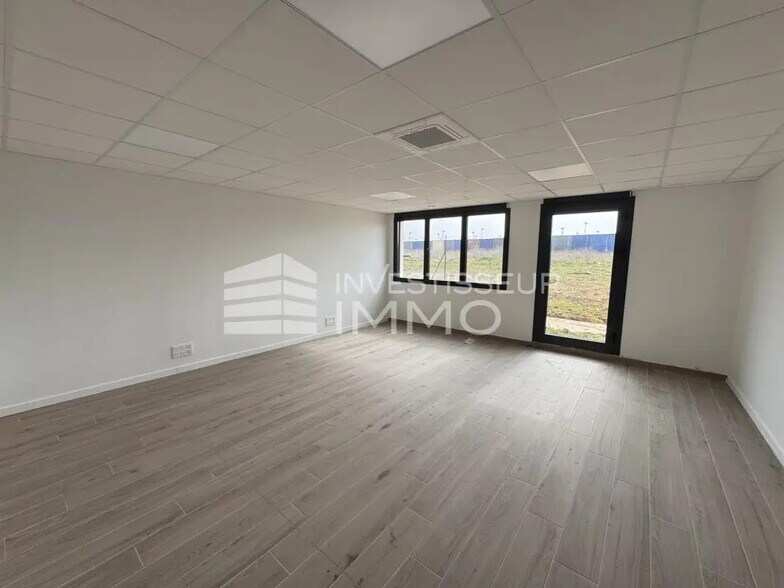 Office in Saint-Pathus for lease - Interior Photo - Image 3 of 9