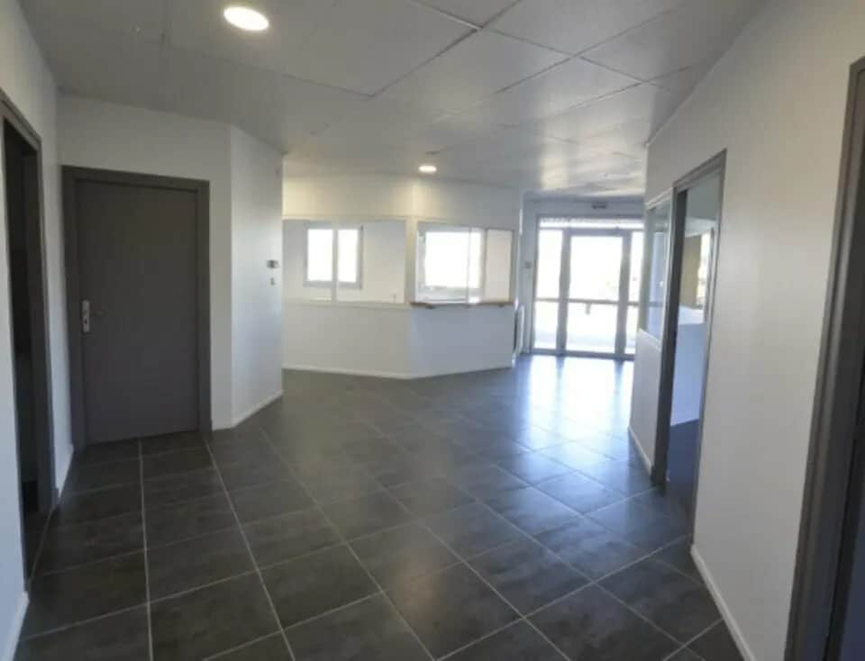 Office in Rillieux-la-Pape for lease Interior Photo- Image 1 of 4