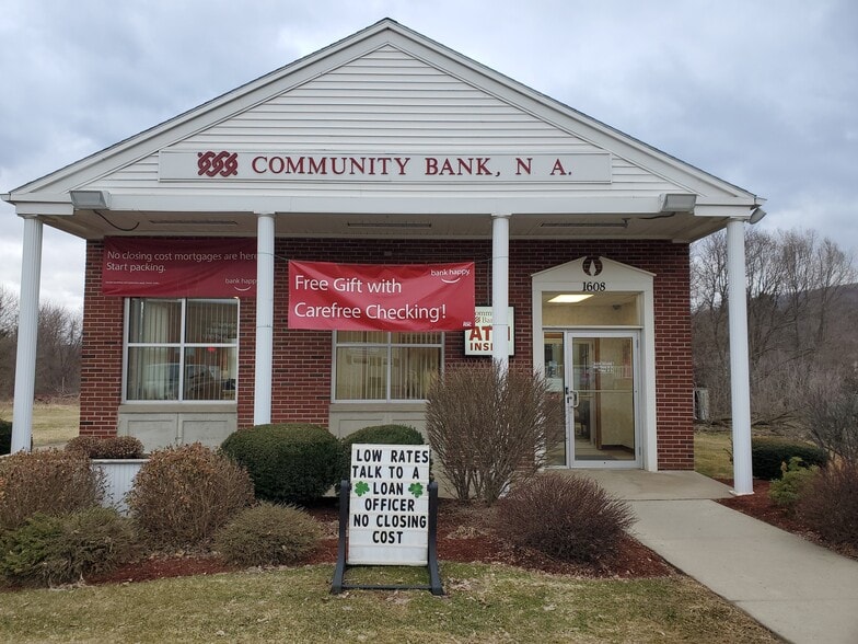 Community Bank Surplus Real Estate portfolio of 8 properties for sale on LoopNet.com - Building Photo - Image 2 of 9