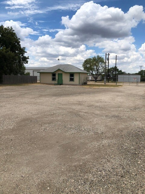 6955 N US Highway 281, Pleasanton, TX for sale Primary Photo- Image 1 of 1