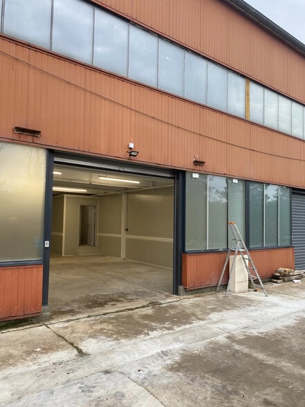 Flex in Saint-Pierre-la-Palud for lease - Building Photo - Image 1 of 5