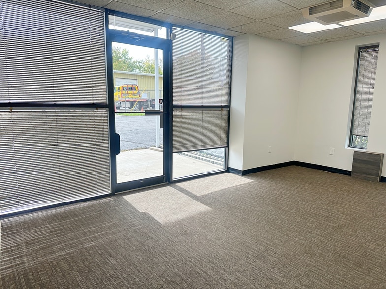 3770 SW South Park Ave, Topeka, KS for lease - Building Photo - Image 3 of 11