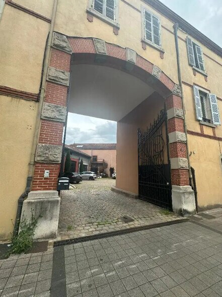 Office in Beaune for lease - Building Photo - Image 3 of 4