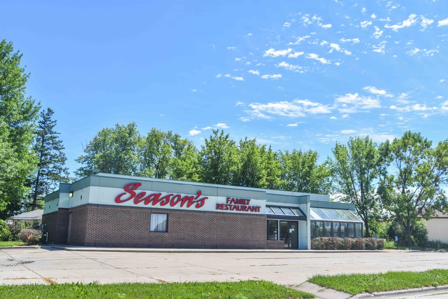 300 3rd Ave NE, East Grand Forks, MN for sale - Building Photo - Image 1 of 1