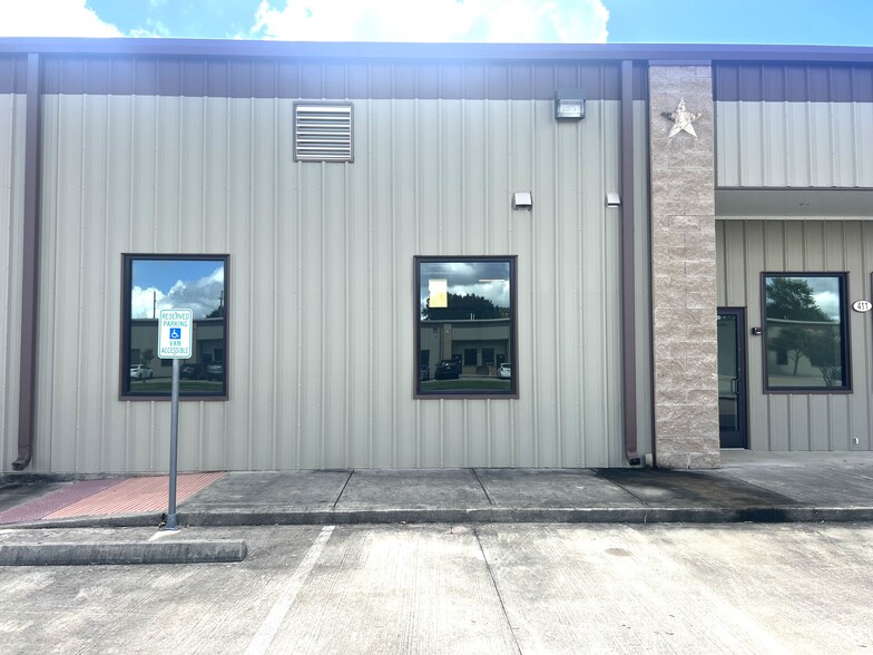 411 Chestnut Business Park, Tomball, TX for lease - Building Photo - Image 1 of 7