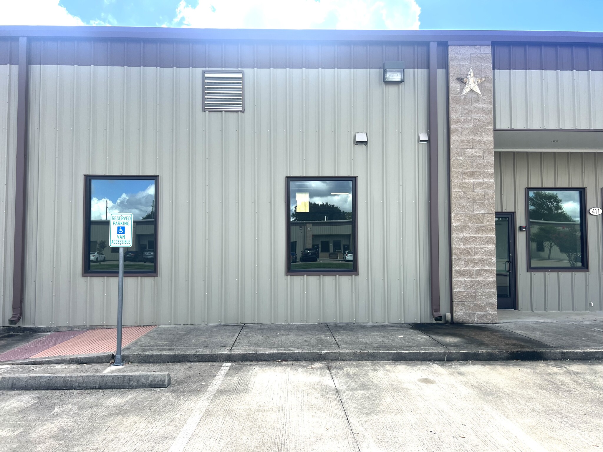 411 Chestnut Business Park, Tomball, TX for lease Building Photo- Image 1 of 8