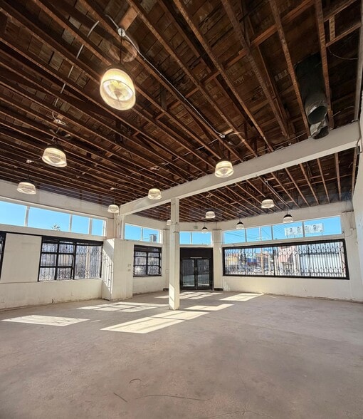 700 N Heliotrope Dr, Los Angeles, CA for lease - Interior Photo - Image 2 of 6