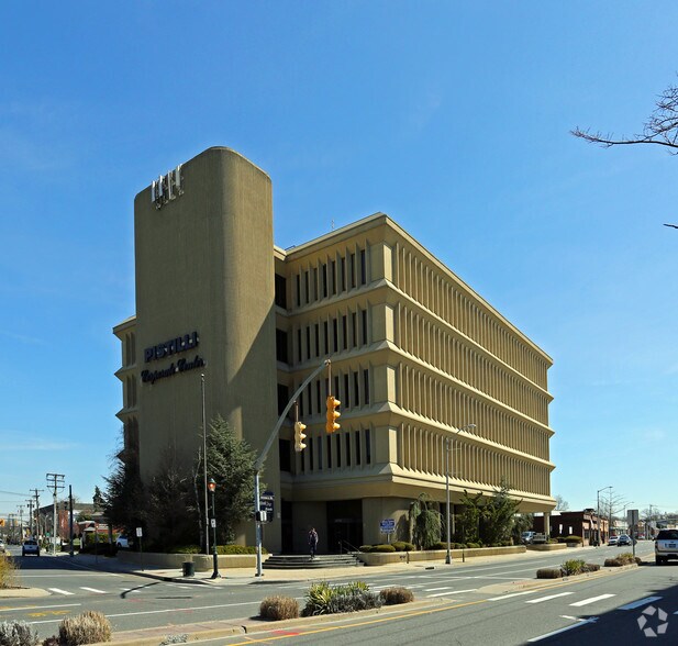 303 Merrick Rd, Lynbrook, NY 11563