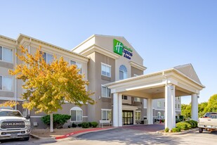 Holiday Inn Express & Suites Chickasha - Motel