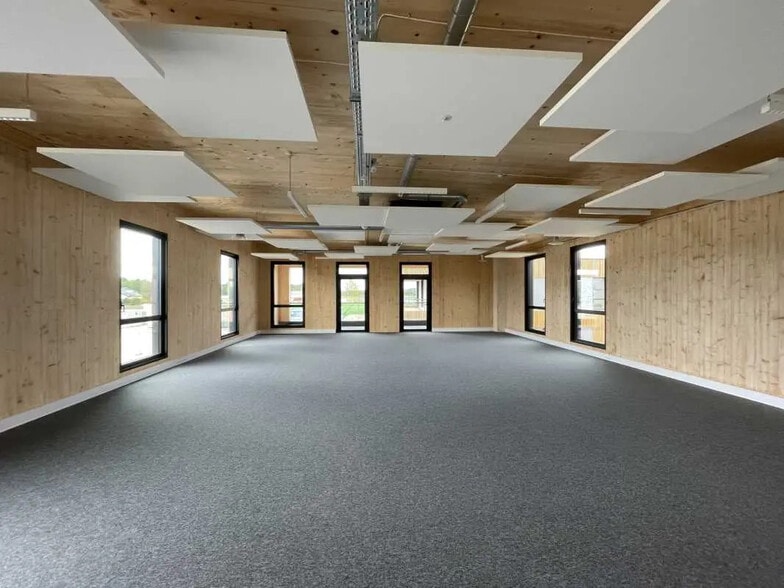 Office in Lacroix-Saint-Ouen for lease - Interior Photo - Image 2 of 8