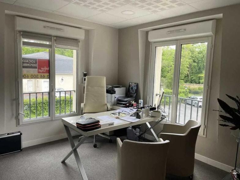 Office in Vineuil-Saint-Firmin for sale - Interior Photo - Image 1 of 7