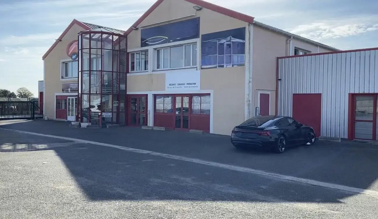 Office in Lèves for lease Building Photo- Image 1 of 4