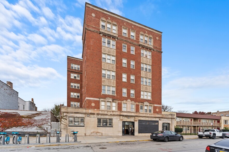 3008 E Cheltenham Pl, Chicago, IL for sale - Building Photo - Image 2 of 9