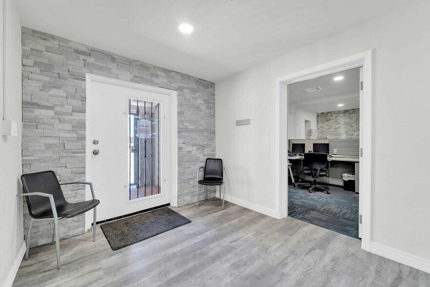 2837 W Northern Ave, Phoenix, AZ for sale - Interior Photo - Image 3 of 11