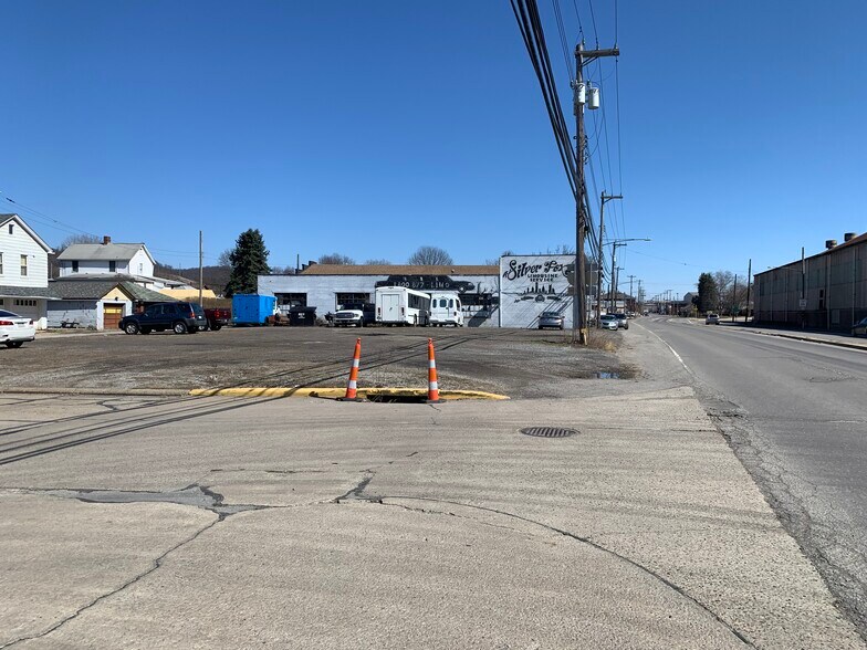 5500 Grand, Neville Island, PA 15225 Silver Fox Limousine