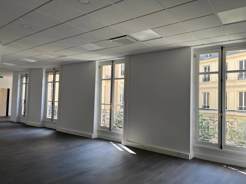 Office in Paris for lease - Building Photo - Image 2 of 5