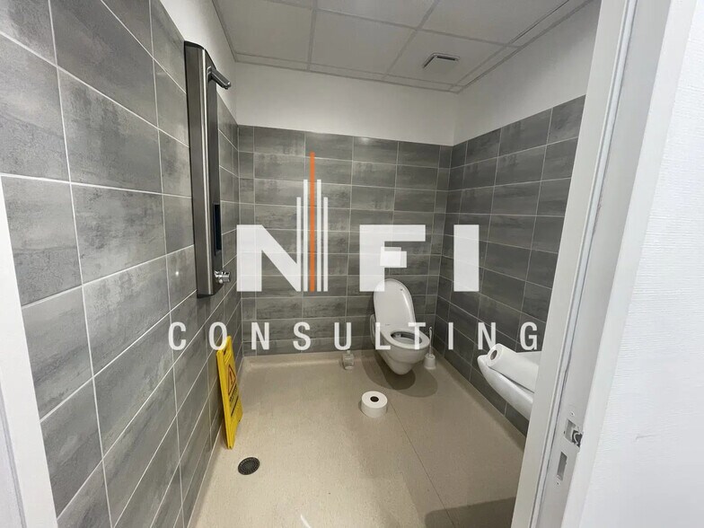 Flex in Valbonne for lease - Interior Photo - Image 3 of 5