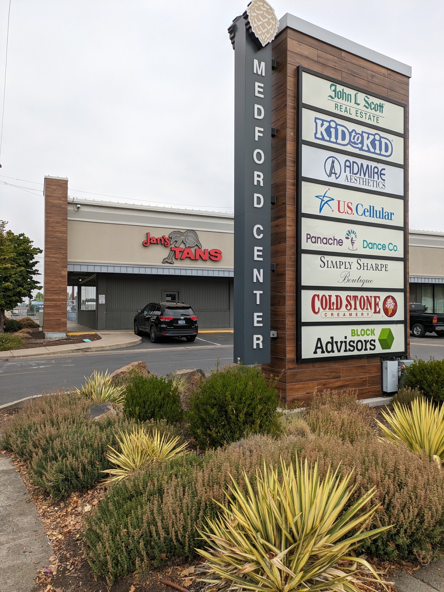 501-1093 Medford Ctr, Medford, OR for lease Building Photo- Image 1 of 5