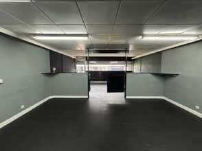 33 Hampton Ct, Peterborough for lease Interior Photo- Image 2 of 9