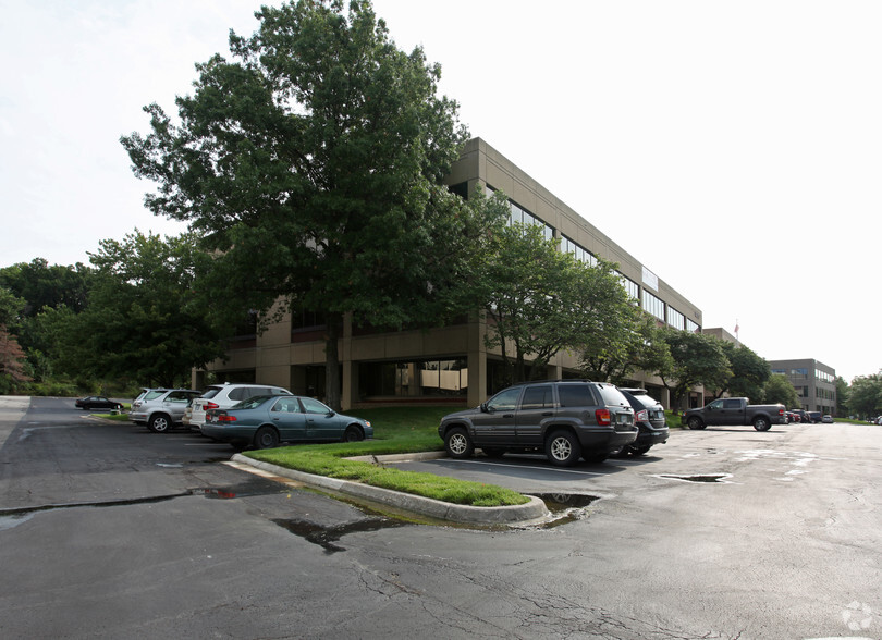 9233 Ward Pky, Kansas City, MO for lease - Building Photo - Image 2 of 6