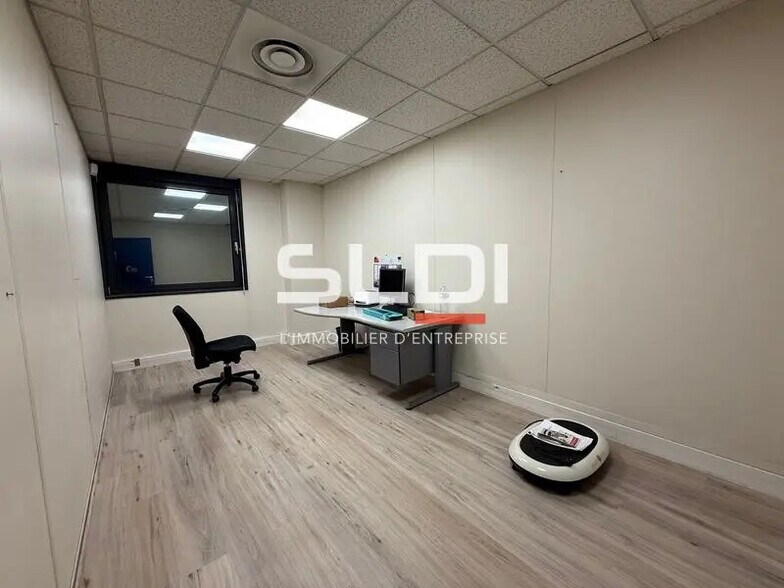 Flex in Saint-Quentin-Fallavier for lease - Interior Photo - Image 3 of 12