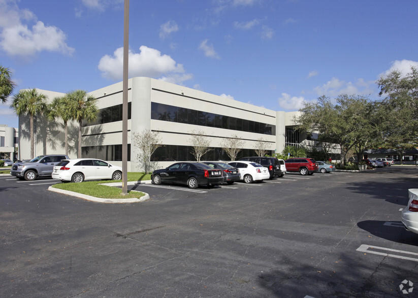 15280 NW 79th Ct, Miami Lakes, FL for lease - Building Photo - Image 3 of 16