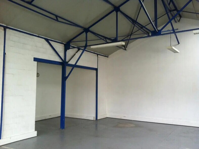 Flex in Montreuil for lease - Building Photo - Image 2 of 3