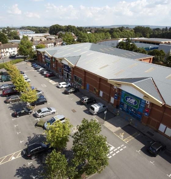 Vale Park Dr, Aylesbury for lease - Building Photo - Image 2 of 18