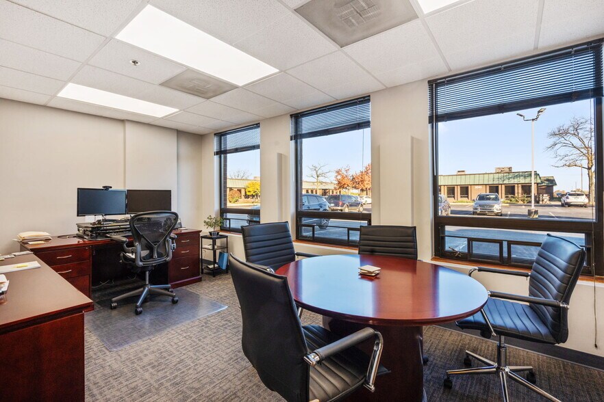 3030-3140 Finley Rd, Downers Grove, IL for lease - Building Photo - Image 3 of 9