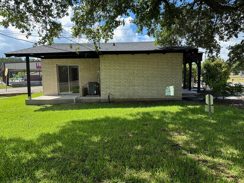 220 N 4th St, Silsbee, TX for lease - Building Photo - Image 3 of 11