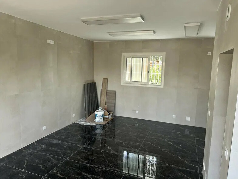 Retail in Aix-en-Provence for lease - Interior Photo - Image 2 of 5